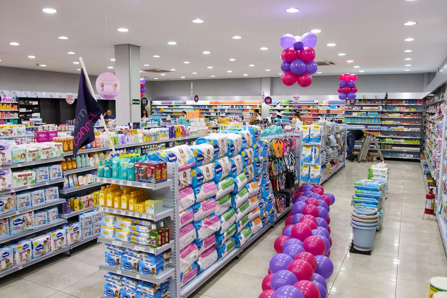 Corredor da loja Farma Connect com produtos de higiene e mamãe e bebê